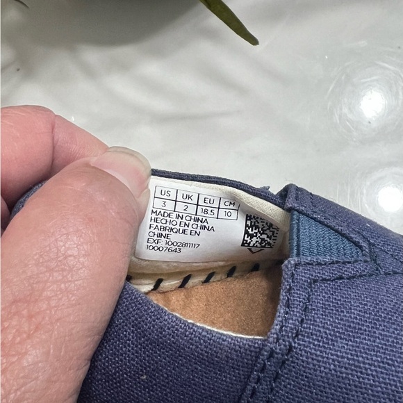 TOMS /baby Shoes Unisex Size 3 Blue
Canvas Classic Slip-Ons EUC - Picture 3 of 6